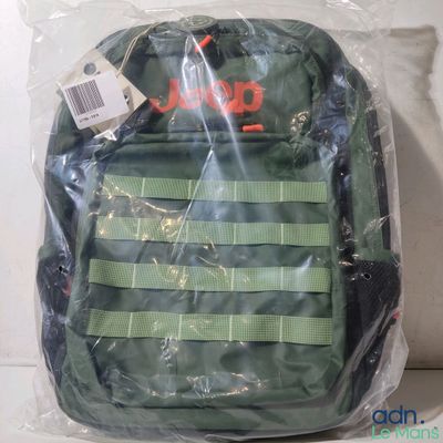 un sac à dos vert emballé dans du plastique
