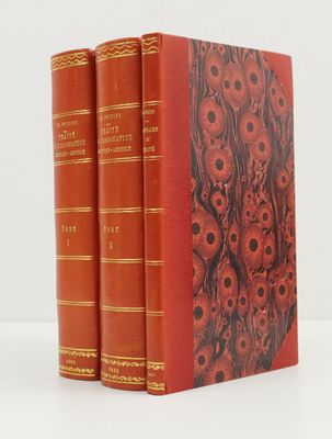 deux livres rouges posés l'un sur l'autre sur une surface blanche