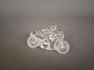 une moto transparente posée sur une table