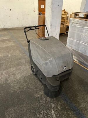 une machine posée sur le sol dans un entrepôt