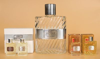 un flacon de parfum et une boîte de savons posés sur une table