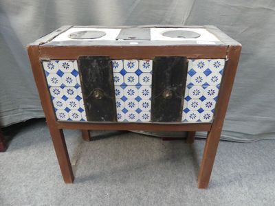 une petite table en bois ornée d'un motif de carreaux bleus et blancs