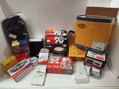 beaucoup de cartons et de colis sur le comptoir