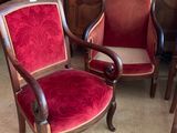 deux chaises rouges placées l'une à côté de l'autre dans une pièce