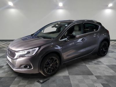 la voiture argentée est garée sur un sol en damier dans le garage