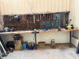 un établi avec de nombreux outils dans un garage