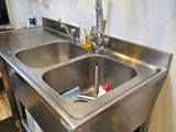 un évier de cuisine avec un robinet posé sur le plan de travail