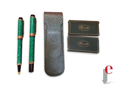 un stylo et un étui à stylos posés l'un à côté de l'autre