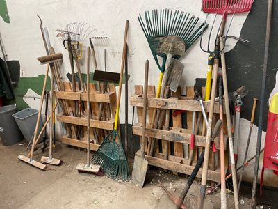 On voit sur cette photo de nombreux types d'outils de jardinage différents.