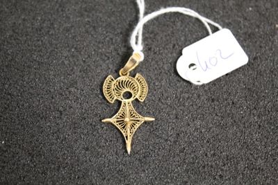 gros plan d'un collier auquel est attachée une étiquette
