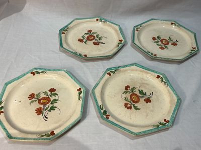 quatre assiettes à motifs floraux posées sur une table