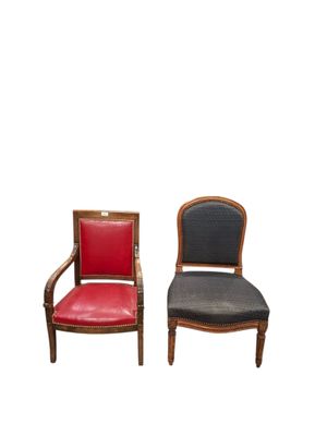 une paire de chaises avec des assises rembourrées rouges et noires