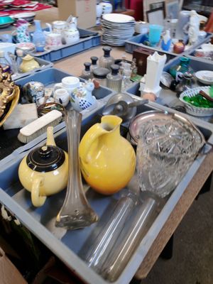 un plateau rempli d'assiettes et de tasses posé sur une table