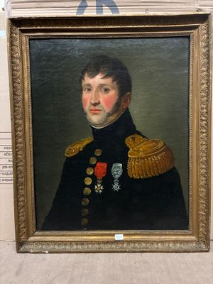 portrait d'un homme en uniforme militaire dans un cadre doré