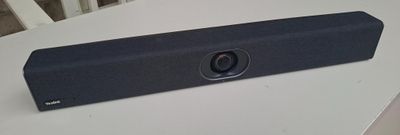 une image représentant une enceinte noire posée sur une table blanche