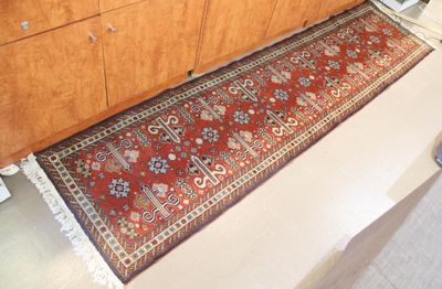 Tapis galerie en laine noué main à décor géométrique sur fon…