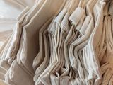 une pile de vêtements pliés posée sur une table