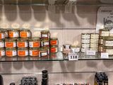 de nombreux bocaux de conserve sur les rayons du magasin
