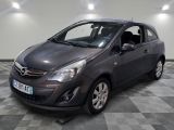 la photo d'une voiture grise garée dans un garage
