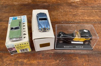 deux petites voitures posées l'une à côté de l'autre sur une table