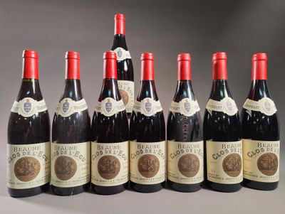 six bouteilles de vin sont alignées sur une table