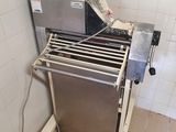 une machine qui se trouve dans le coin d'une pièce