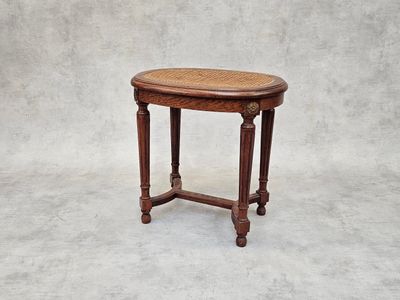 une petite table en bois avec un plateau tressé sur fond blanc