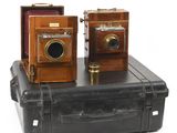 deux vieux appareils photo posés sur une valise