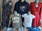 plusieurs mannequins présentant différents types de vêtements, exposés dans un magasin