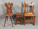 deux chaises en bois et un tabouret placés les uns à côté des autres