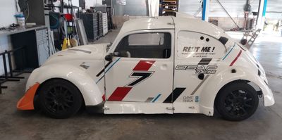 une voiture blanche garée dans un garage