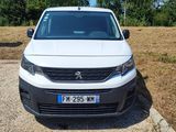 une camionnette blanche garée dans un parking