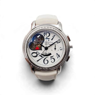 une montre blanche avec un cœur sur le cadran