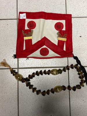 un sac rouge et blanc posé par terre à côté d'une perle