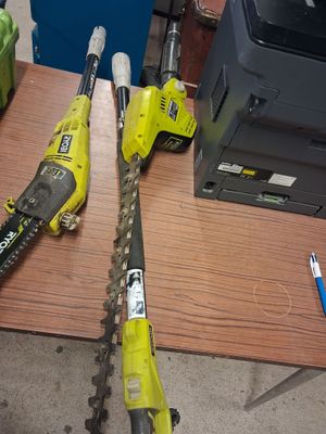 deux tronçonneuses posées sur une table