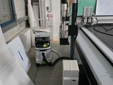 une machine placée au milieu d'une pièce