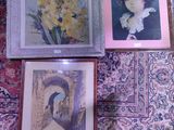 trois photos encadrées représentant une femme et un vase de fleurs