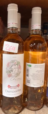 plusieurs bouteilles de vin sont alignées sur une étagère dans un magasin