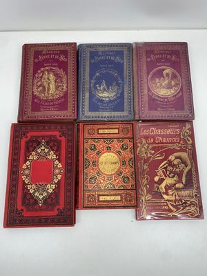 six livres de couleurs et de motifs variés posés sur une surface blanche