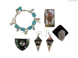 une photo d'une collection de bijoux sur fond blanc