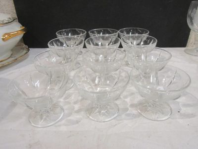 223.56 - LOT DE COUPES A GLACE EN VERRE .