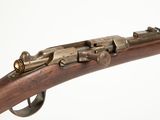 un gros plan d'un fusil sur un fond blanc avec un fond blanc