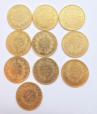 six types différents de pièces d'or sur une surface blanche