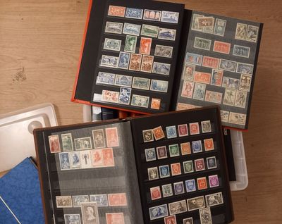 beaucoup de timbres dans un album posé sur une table