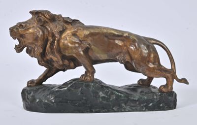 statue en bronze d'un lion sur un rocher sur fond blanc