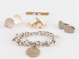 trois paires de bracelets manchette en argent et en or, une pièce de monnaie et un bracelet