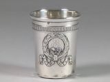 une coupe en argent ornée d'un crâne et d'os croisés