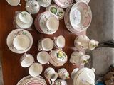 de nombreuses assiettes et tasses accrochées au mur
