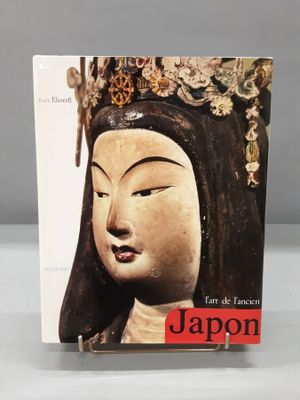 un gros plan sur un livre avec la photo du visage d'une femme