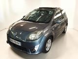 une photo d'une voiture bleue garée dans une pièce blanche